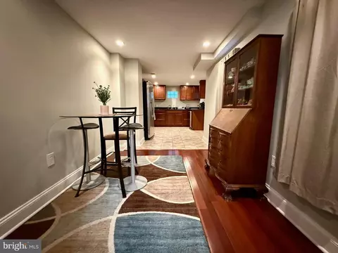 Entry Way - 1809 E Pratt St, Baltimore, MD 21231 photo 3 of 4
