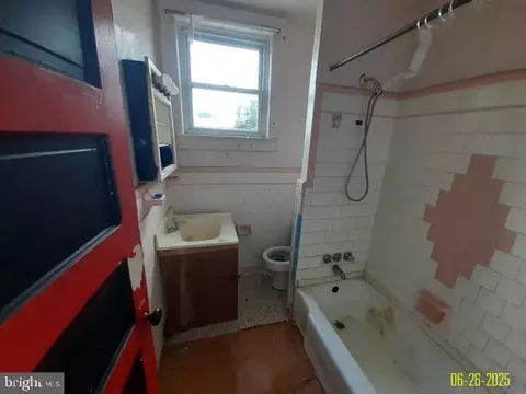 Bath - 3319 Spaulding Ave, Baltimore, MD 21215 photo 1 of 2