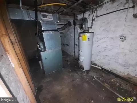 Entry Way - 3319 Spaulding Ave, Baltimore, MD 21215 photo 7 of 10
