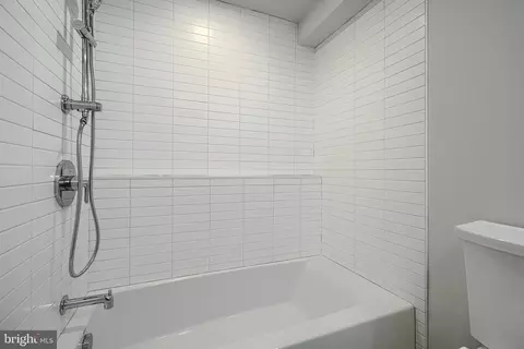 Bath - 1247 Haubert St, Baltimore, MD 21230 photo 3 of 6