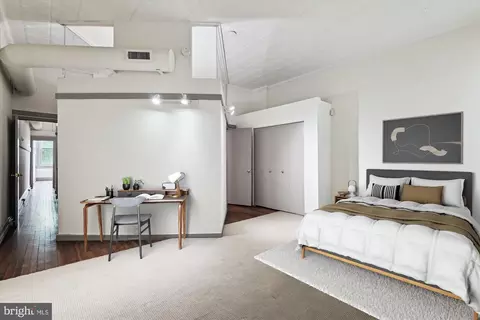 Bedroom - 328 S Broadway S, Baltimore, MD 21231 photo 4 of 6