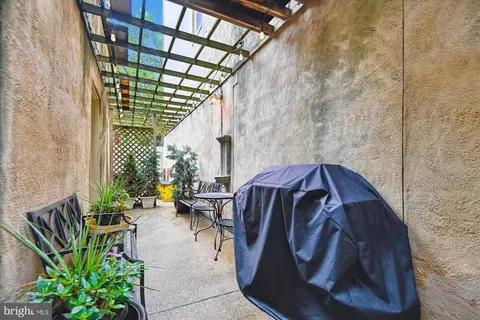 Exterior - 328 S Broadway S, Baltimore, MD 21231 photo 6 of 9