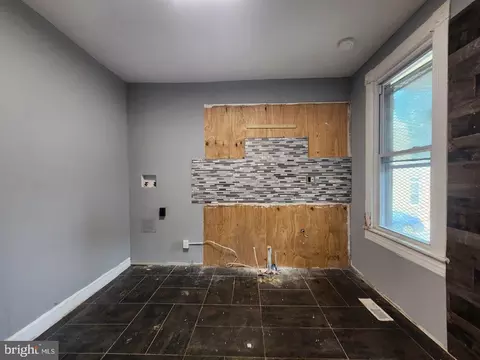 Entry Way - 1423 E Lanvale St, Baltimore, MD 21213 photo 8 of 11