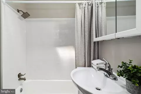 Bath - 2820 Mayfield Ave, Baltimore, MD 21213 photo 1 of 1