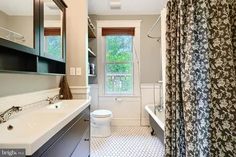 Bath - 5316 Catalpha Rd, Baltimore, MD 21214 photo 2 of 3