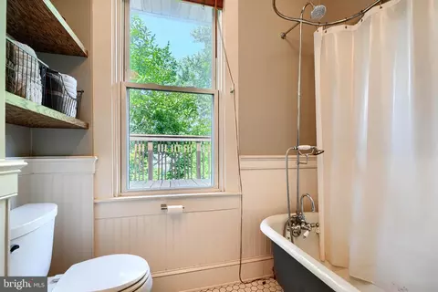 Bath - 5316 Catalpha Rd, Baltimore, MD 21214 photo 3 of 3