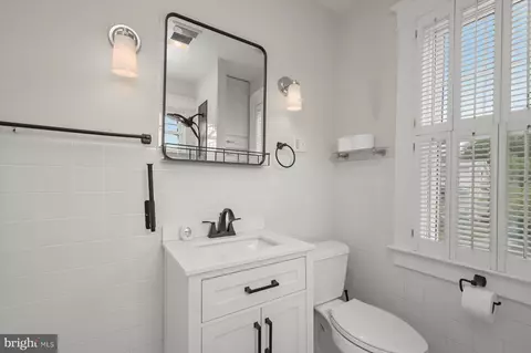 Bath - 207 E Melrose Ave, Baltimore, MD 21212 photo 2 of 5