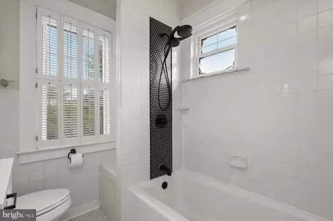 Bath - 207 E Melrose Ave, Baltimore, MD 21212 photo 1 of 5