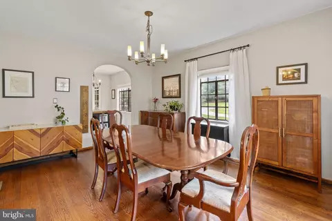 Dining - 502 Nottingham Rd, Baltimore, MD 21229 photo 2 of 3