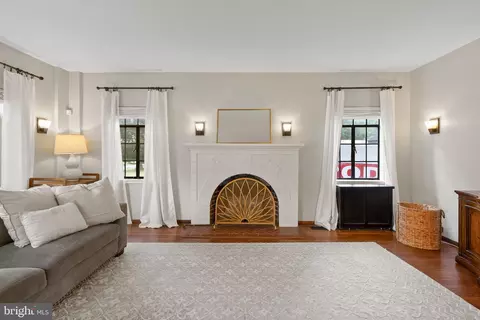 Living - 502 Nottingham Rd, Baltimore, MD 21229 photo 1 of 3