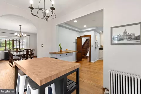 Entry Way - 502 Nottingham Rd, Baltimore, MD 21229 photo 2 of 4
