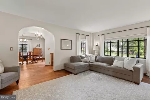 Living - 502 Nottingham Rd, Baltimore, MD 21229 photo 2 of 3