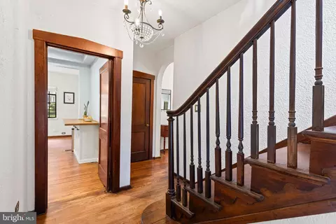 Entry Way - 502 Nottingham Rd, Baltimore, MD 21229 photo 3 of 4