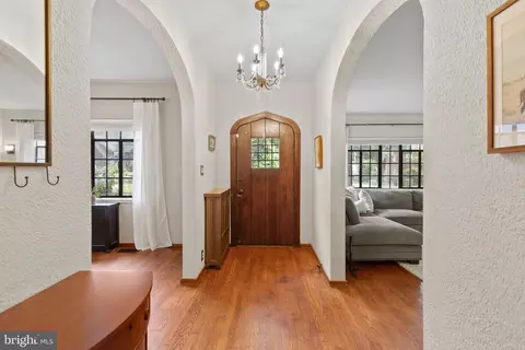 Entry Way - 502 Nottingham Rd, Baltimore, MD 21229 photo 1 of 4