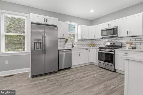 Entry Way - 5200 Clifton Ave, Baltimore, MD 21207 photo 15 of 21