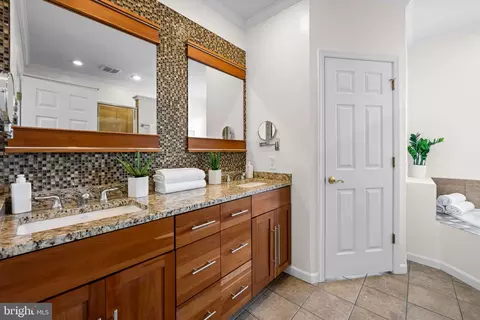 Bath - 1600 Clarkson St, Baltimore, MD 21230 photo 4 of 6