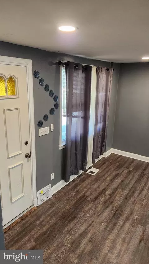 Entry Way - 1024 Wicklow Rd, Baltimore, MD 21229 photo 1 of 14