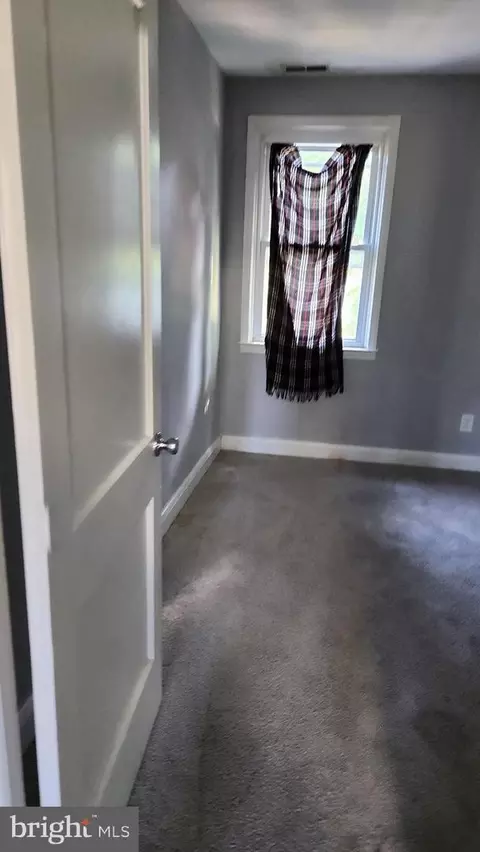 Entry Way - 1024 Wicklow Rd, Baltimore, MD 21229 photo 8 of 14