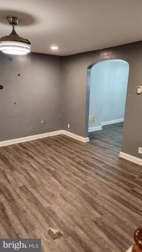 Entry Way - 1024 Wicklow Rd, Baltimore, MD 21229 photo 2 of 14