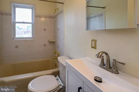 Bath - 4726 Chatford Ave, Baltimore, MD 21206 photo 1 of 3