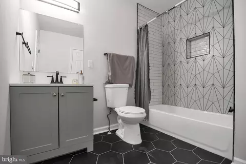 Bath - 4132 Marx Ave, Baltimore, MD 21206 photo 3 of 12
