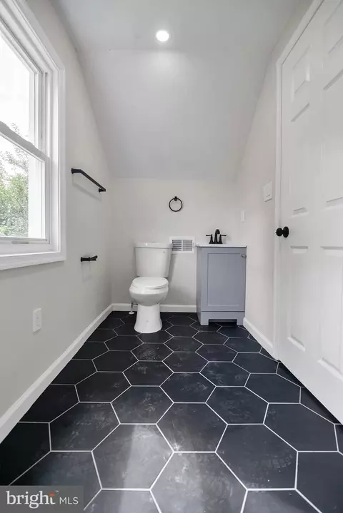 Bath - 4132 Marx Ave, Baltimore, MD 21206 photo 8 of 12