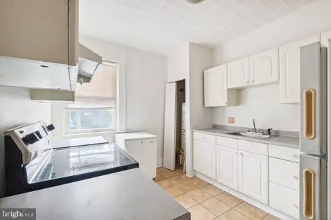 Entry Way - 2501 Madison Ave, Baltimore, MD 21217 photo 3 of 10