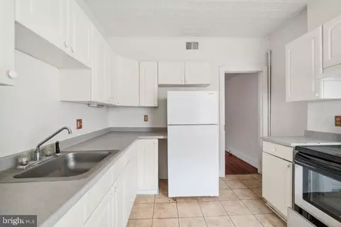 Entry Way - 2501 Madison Ave, Baltimore, MD 21217 photo 4 of 10