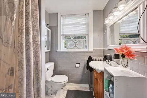 Bath - 2712 Beechland Ave, Baltimore, MD 21214 photo 1 of 4