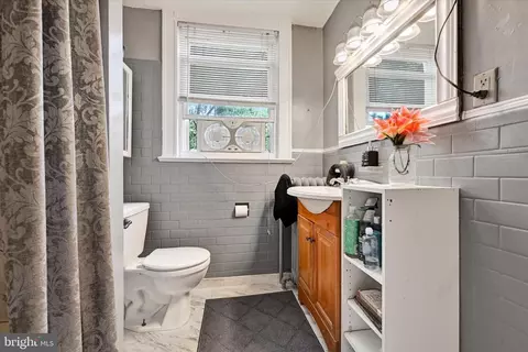 Bath - 2712 Beechland Ave, Baltimore, MD 21214 photo 2 of 4