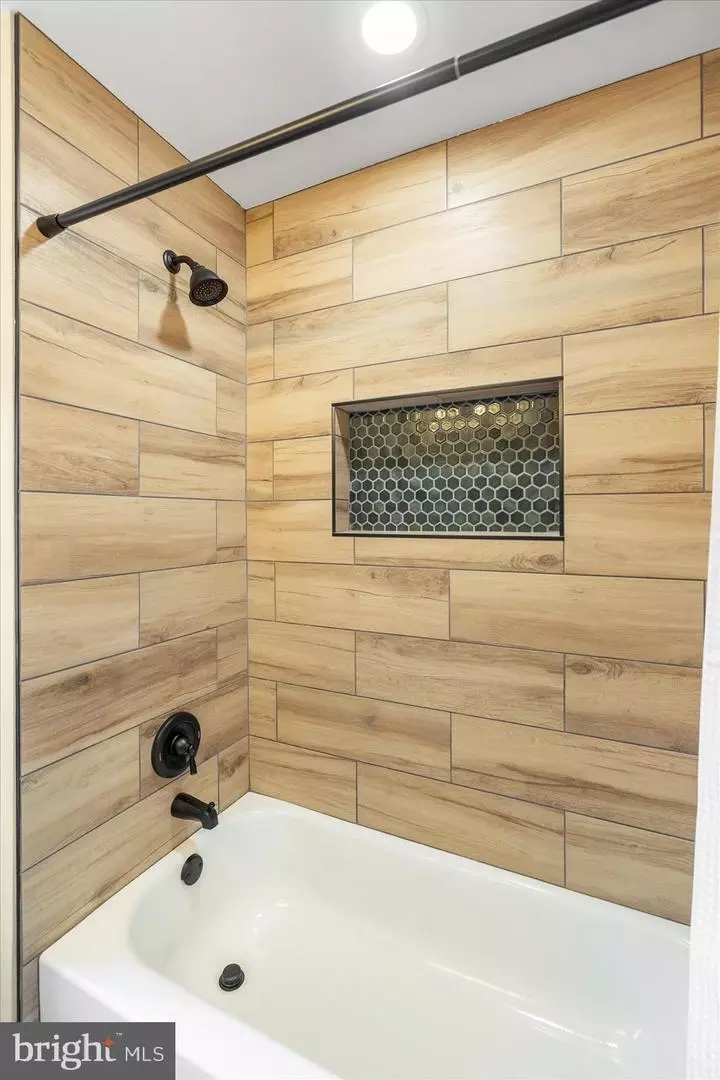 Bath - 3808 Eastwood Dr, Baltimore, MD 21206 photo 2 of 4