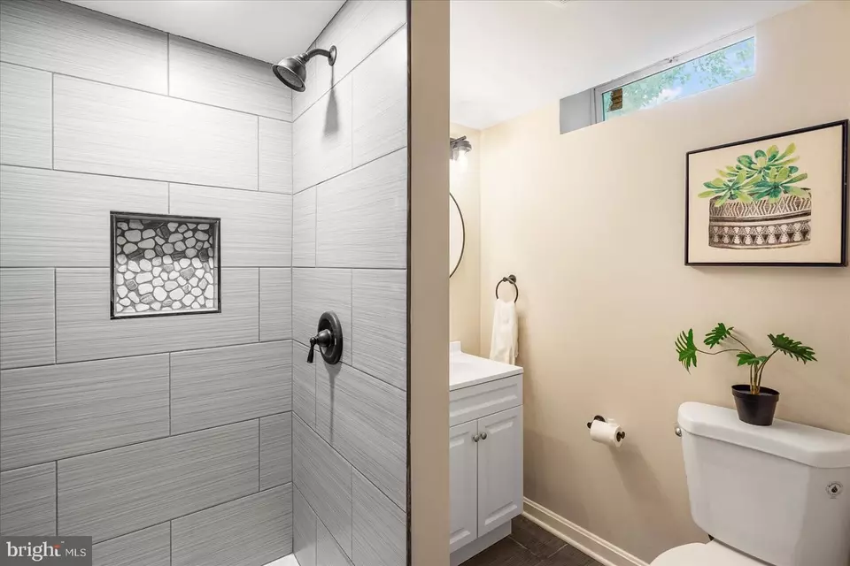 Bath - 3808 Eastwood Dr, Baltimore, MD 21206 photo 3 of 4