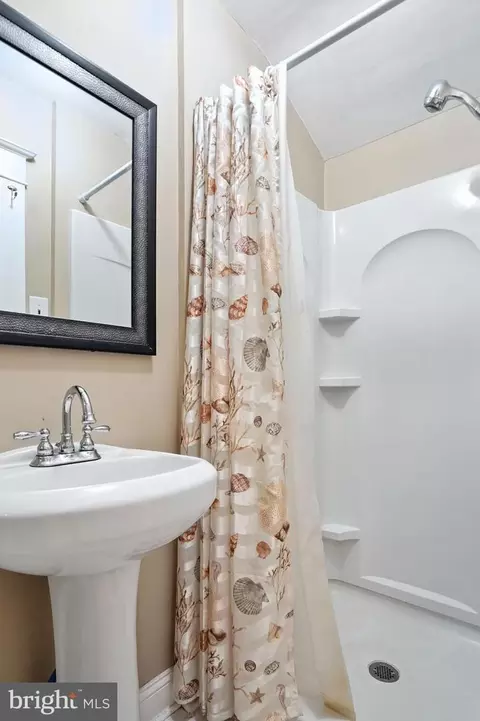 Bath - 5100 Eugene Ave, Baltimore, MD 21206 photo 2 of 2