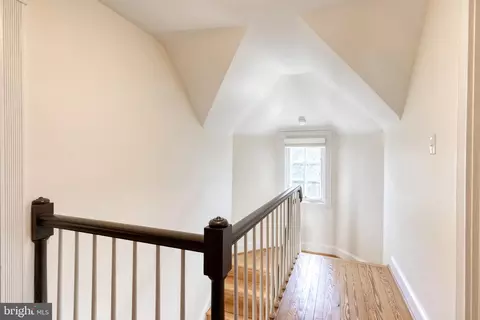 Entry Way - 4010 Roundtop Rd, Baltimore, MD 21218 photo 7 of 8