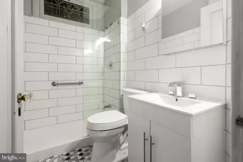 Bath - 700 Washington Pl #3B, Baltimore, MD 21201 photo 3 of 3