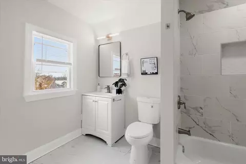 Bath - 701 E 43rd St, Baltimore, MD 21212 photo 4 of 4