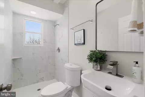 Bath - 701 E 43rd St, Baltimore, MD 21212 photo 2 of 4