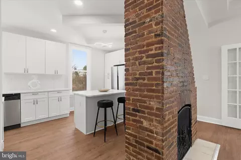 Entry Way - 701 E 43rd St, Baltimore, MD 21212 photo 7 of 14