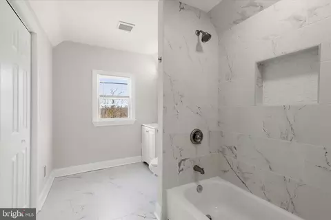 Bath - 701 E 43rd St, Baltimore, MD 21212 photo 3 of 4
