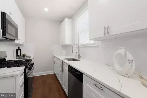 Entry Way - 701 E 43rd St, Baltimore, MD 21212 photo 4 of 14