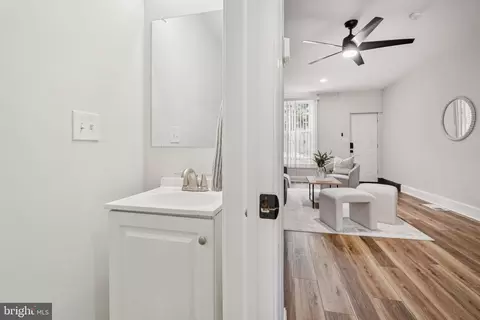 Entry Way - 409 N Glover St, Baltimore, MD 21224 photo 5 of 14