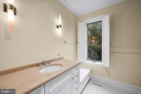 Bath - 5700 Coley Ct, Baltimore, MD 21210 photo 2 of 6