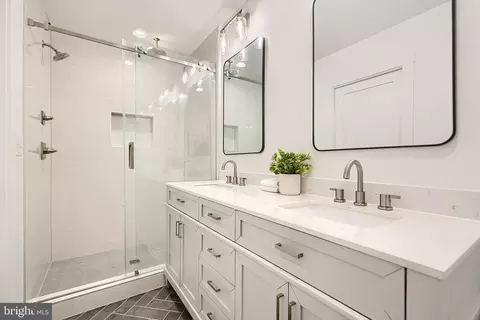 Bath - 3029 Hudson St, Baltimore, MD 21224 photo 3 of 7