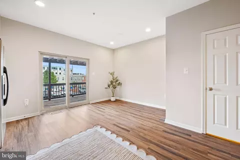 Living - 534 Canton Ct, Baltimore, MD 21224 photo 3 of 6
