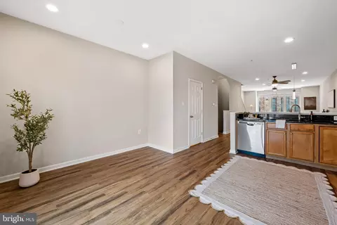 Living - 534 Canton Ct, Baltimore, MD 21224 photo 2 of 6