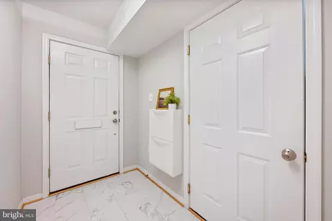 Entry Way - 534 Canton Ct, Baltimore, MD 21224 photo 1 of 7