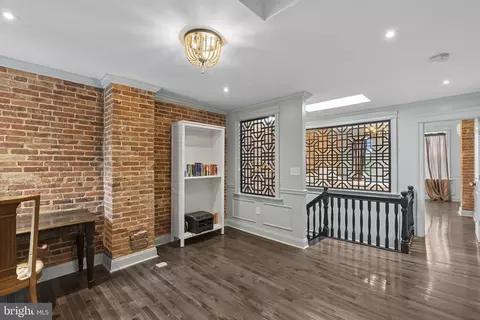 Entry Way - 420 E Biddle St, Baltimore, MD 21202 photo 7 of 10