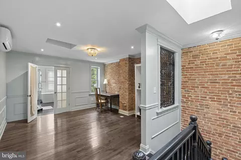 Entry Way - 420 E Biddle St, Baltimore, MD 21202 photo 6 of 10