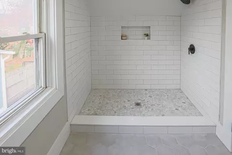 Entry Way - 6013 Pinehurst Rd, Baltimore, MD 21212 photo 24 of 25
