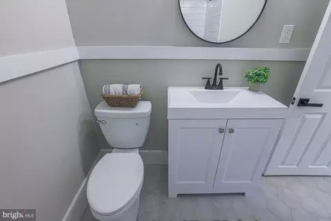 Bath - 6013 Pinehurst Rd, Baltimore, MD 21212 photo 5 of 9